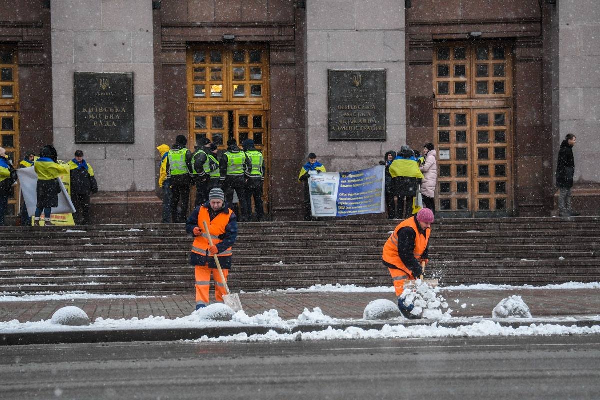 Во избежание падений дорожники подметают заснеженные тротуары