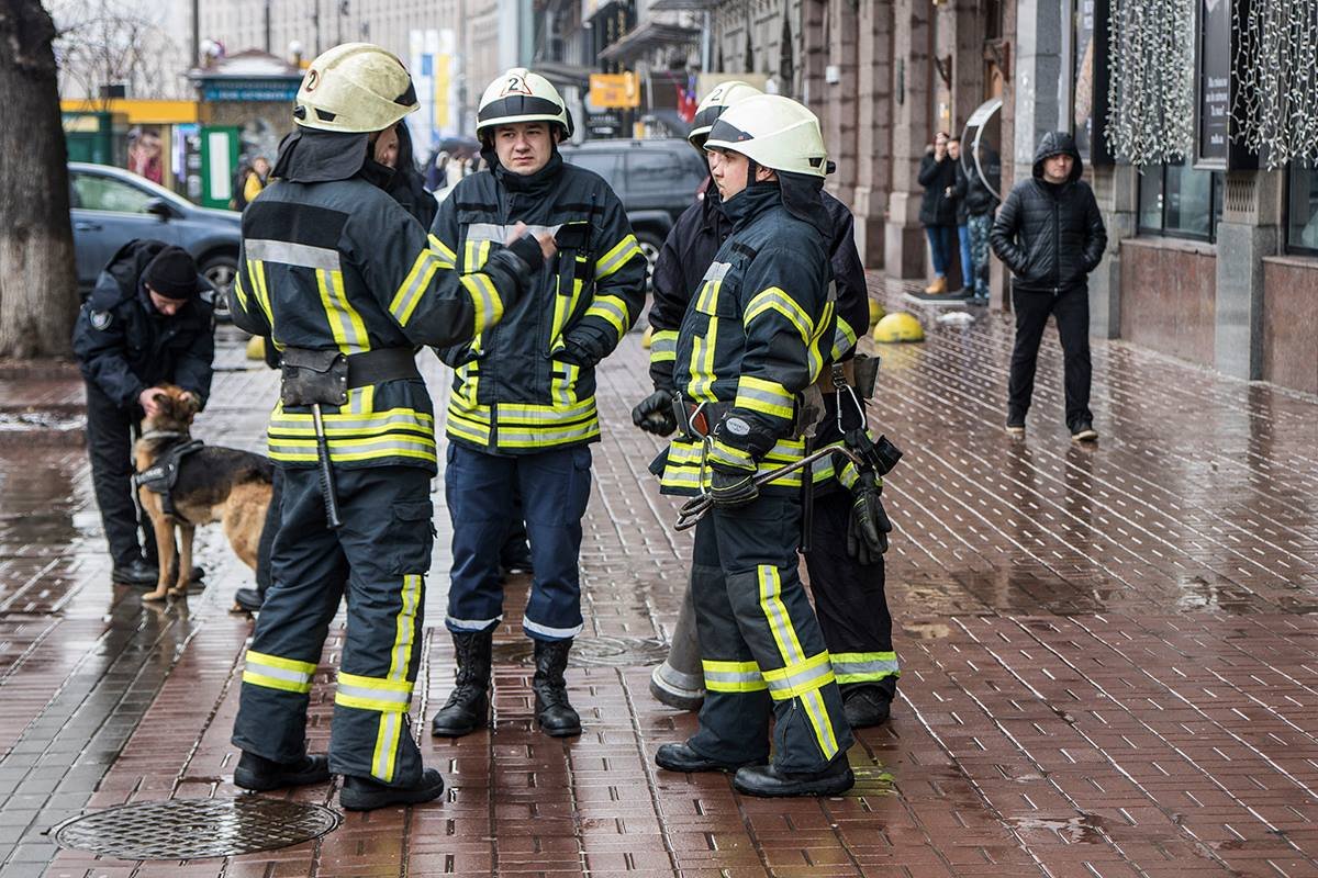 Они проверяют информацию о минировании Они проверяют информацию о минировании