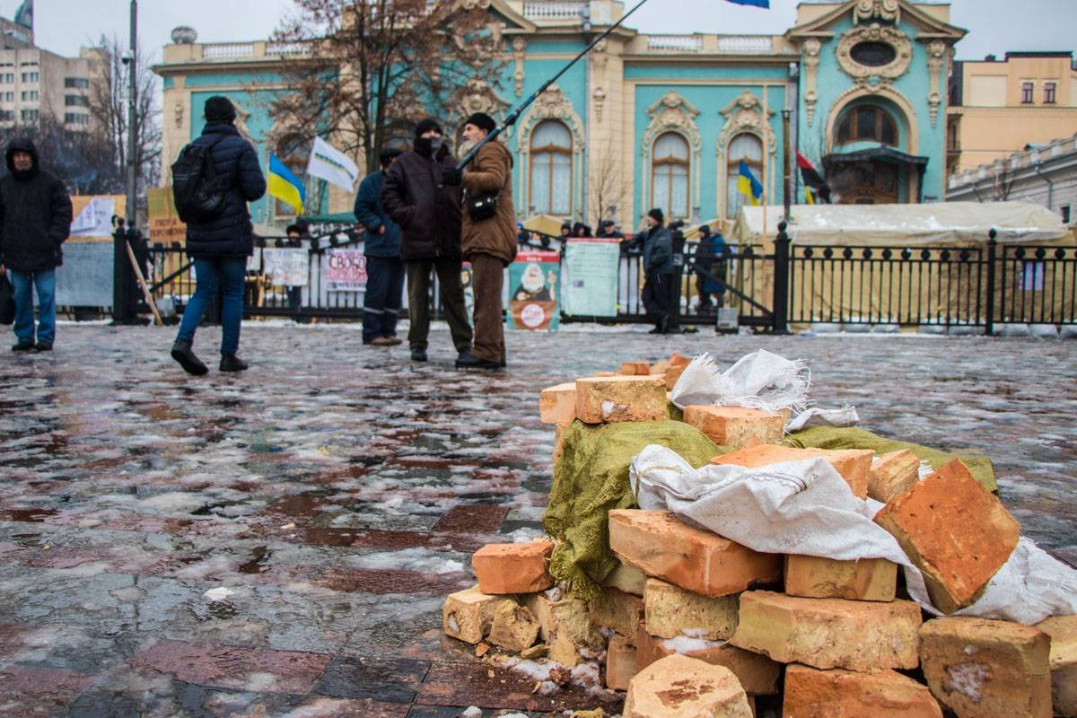 Сейчас на Грушевского относительно спокойно, но перед Радой уже лежат камни Сейчас на Грушевского относительно спокойно, но перед Радой уже лежат камни