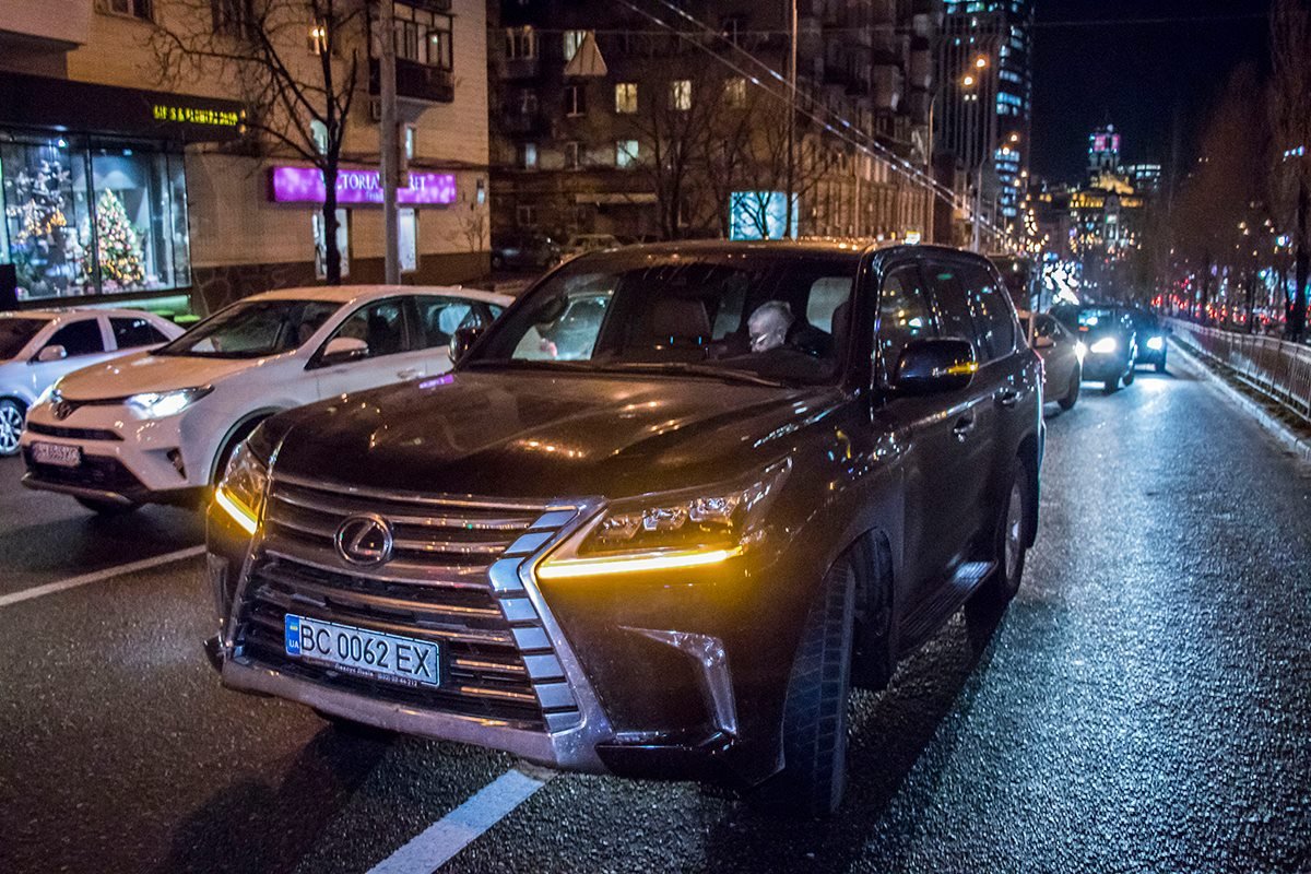 Lexus в столкновении совсем не пострадал