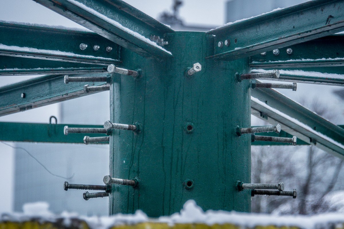 По словам водителя, елку доставили в Киев около 2 часов ночи По словам водителя, елку доставили в Киев около 2 часов ночи