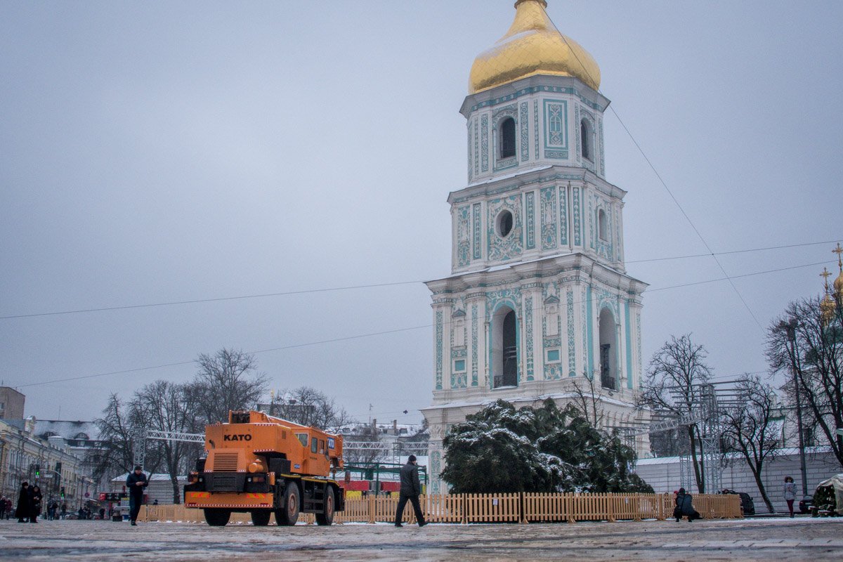 Машина для установки елки ждет своей участи с самого утра Машина для установки елки ждет своей участи с самого утра