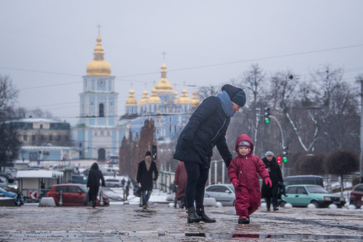 Дети с воодушевлением наблюдали за установкой елки Дети с воодушевлением наблюдали за установкой елки