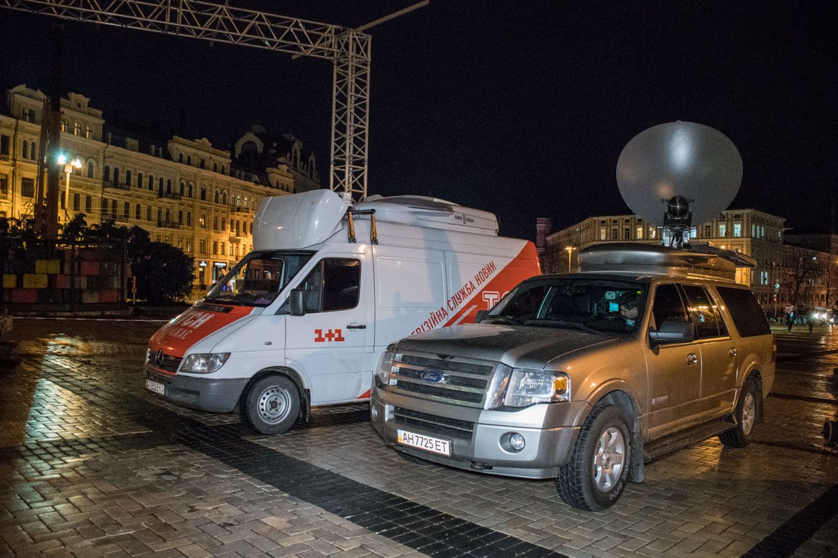 Посмотреть на процесс установки приехали даже передвижные телестудии нескольких ТВ-каналов Посмотреть на процесс установки приехали даже передвижные телестудии нескольких ТВ-каналов