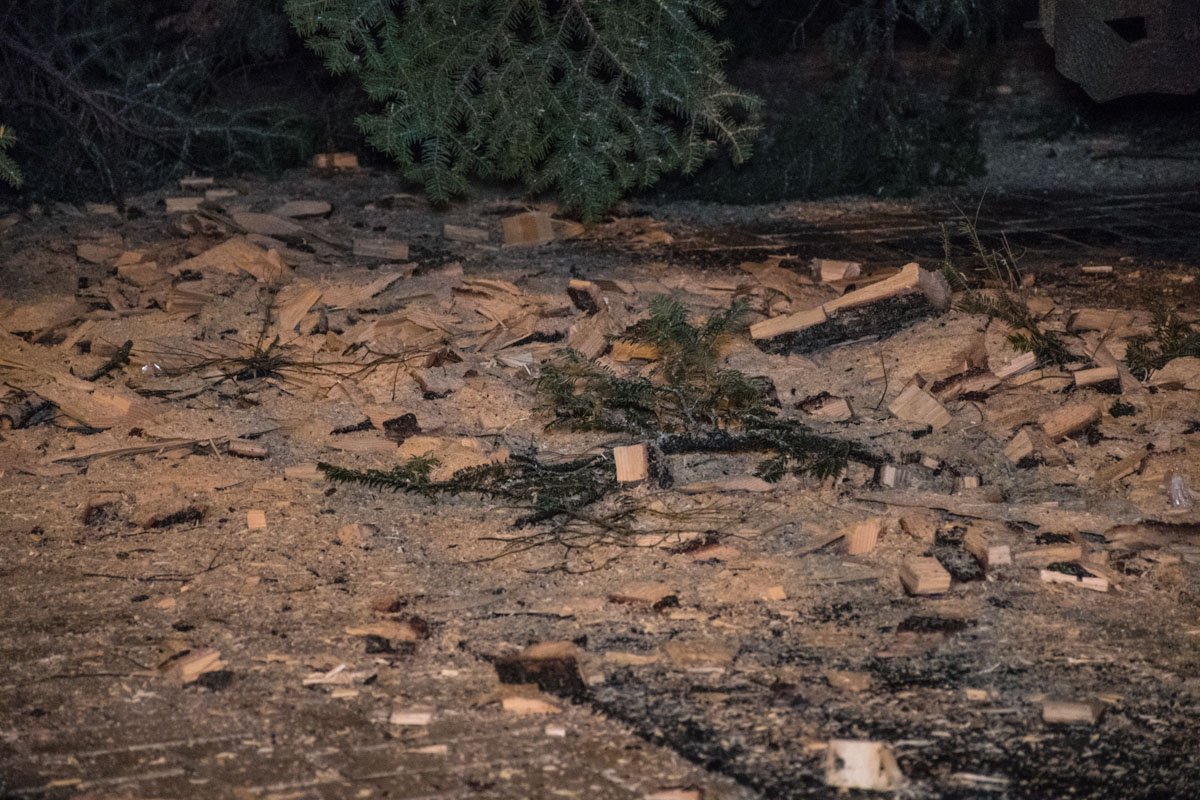 От елки осталось много опилок на Софийской площади От елки осталось много опилок на Софийской площади