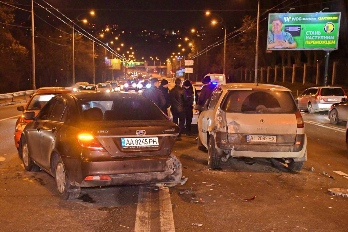 На проспекте Лобановского столкнулись Volvo, Geely, Renault и Daewoo