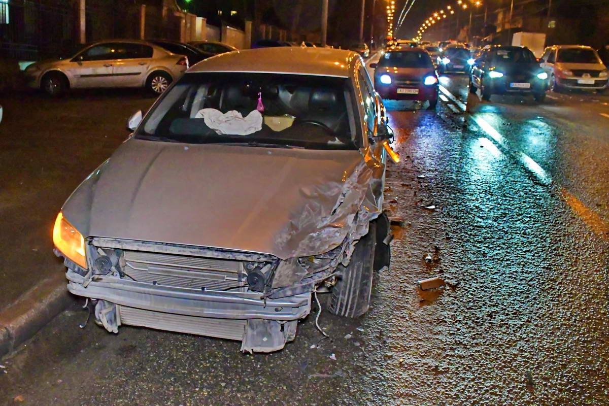 Volvo на полном ходу практически лоб в лоб припечатал Geely, который ударил еще несколько авто