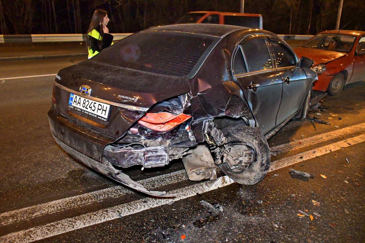 У Geely повреждены передняя и задняя части 