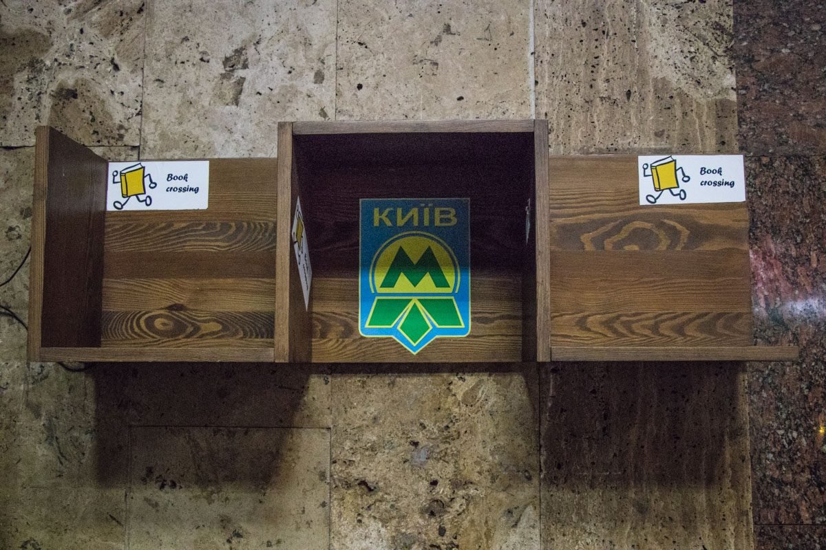 Деревянная полка для них разместилась на станции метро "Политехнический институт" 