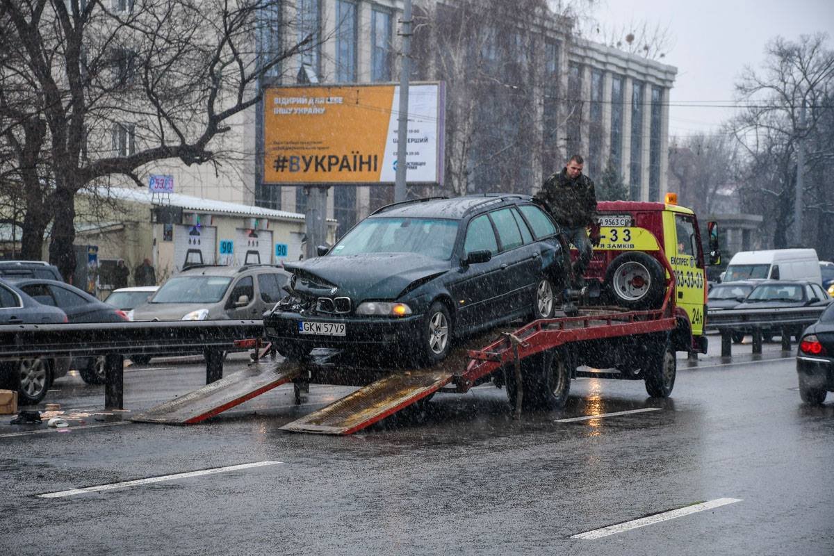 За BMW, который выбросило на встречку, выехал эвакуатор