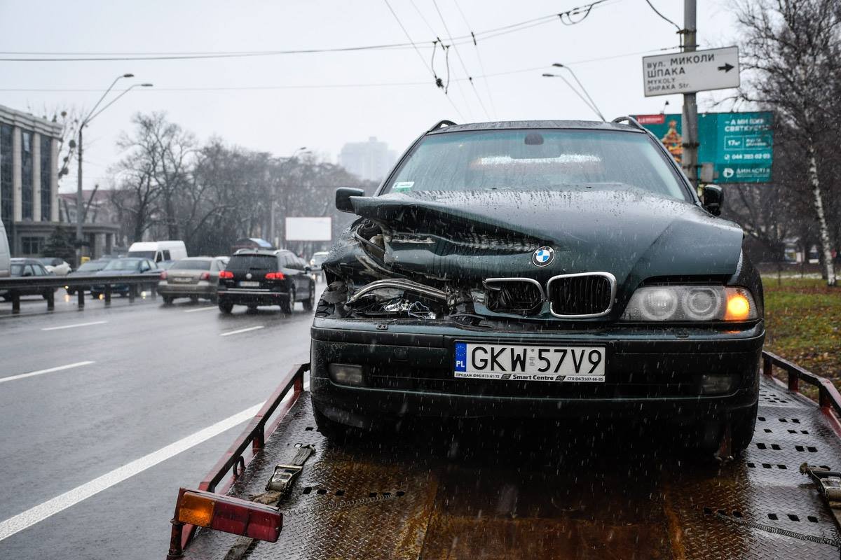 У BMW разбита передняя часть корпуса
