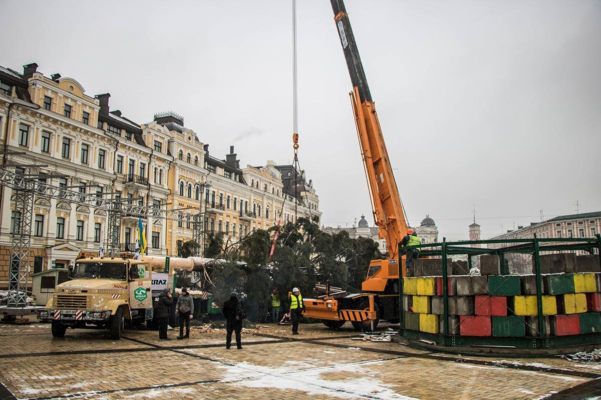 6 декабря ее весь день подготавливали к установке