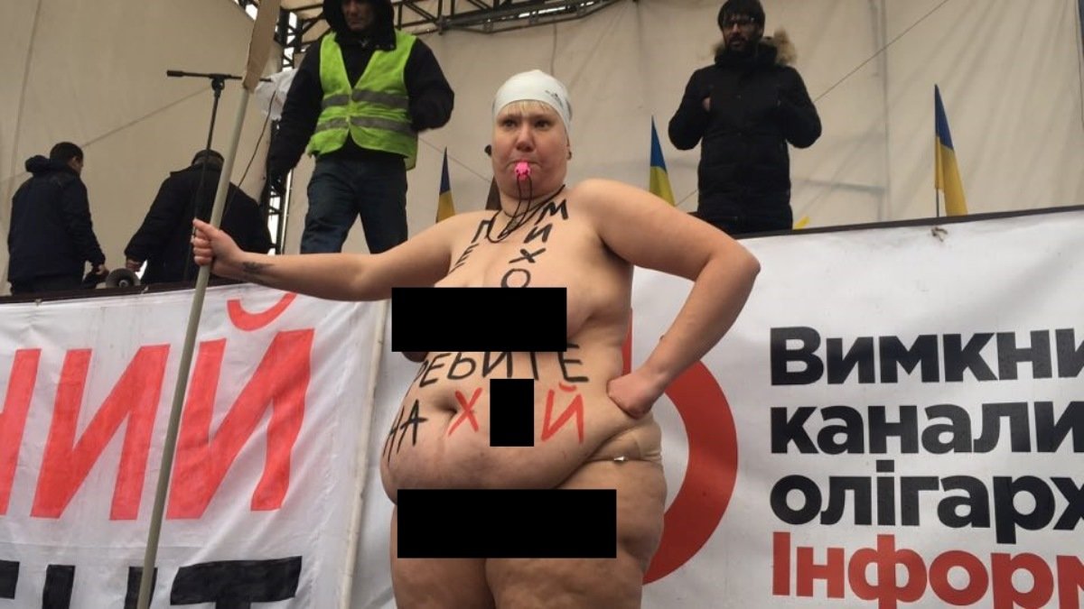 Под Радой голая толстушка из Femen избила веслом парня