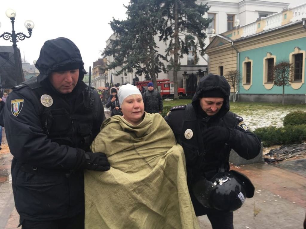 Под Радой голая толстушка из Femen избила веслом парня