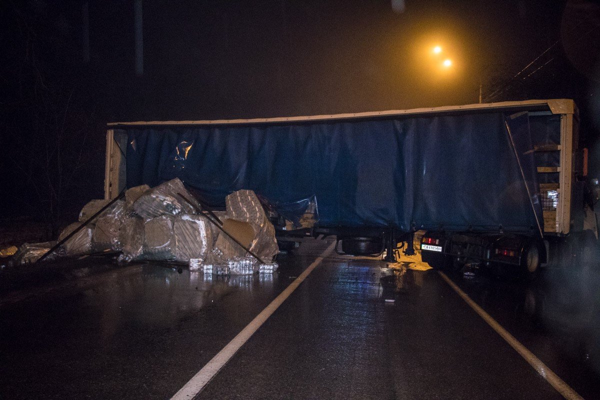 Из фуры выпал товар - несколько десятков бутылок с водой