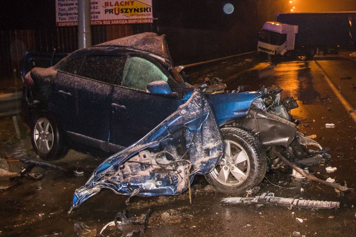 На месте ДТП разбросаны части авто