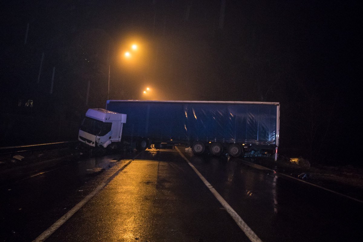 Фура полностью перекрыла дорогу