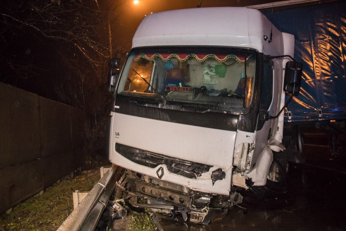 К счастью, водитель грузовика не пострадал