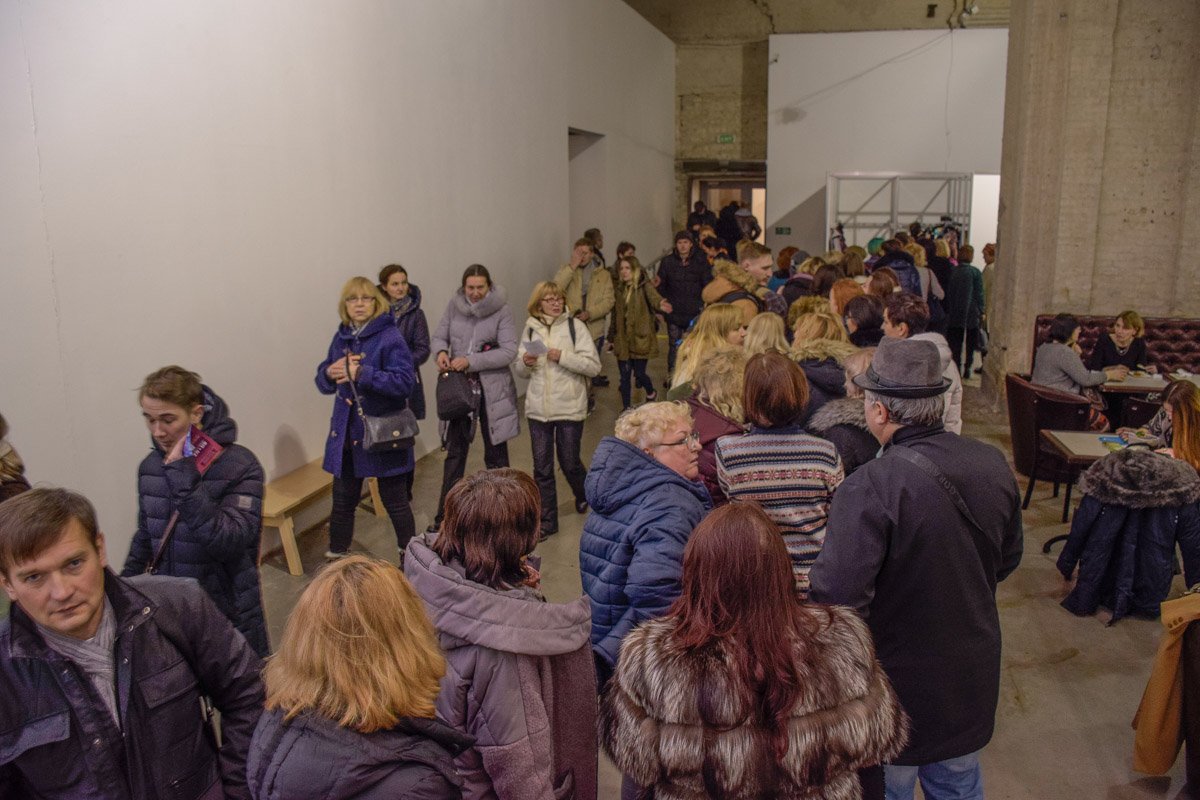 На выставку пришли сотни людей На выставку пришли сотни людей