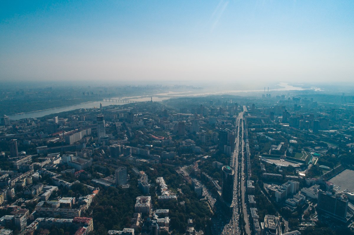 Когда есть большая разница температур — днем жарко, а ночью, наоборот, холодно, а также если безветренно, то выхлопные газы не успевают выветриваться и накапливаются над городом