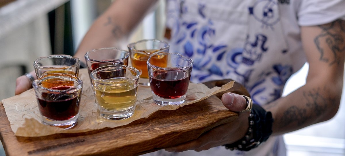 Каждый посетитель также получает бокал для дегустации