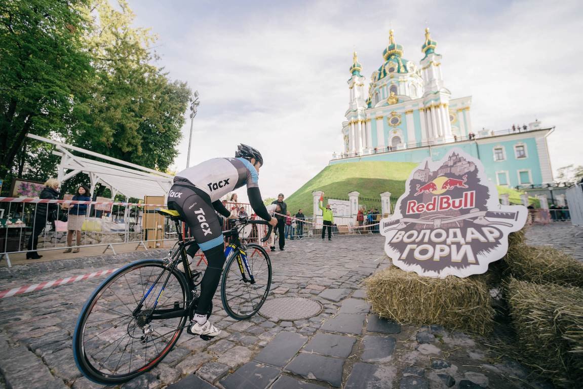 В Киеве на Андреевском спуске велосипедисты поборются за титул Властелина горы