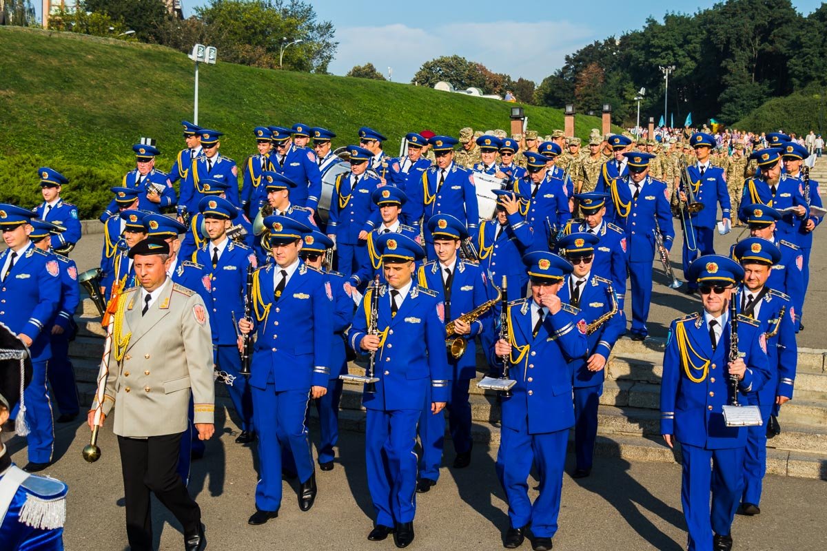 Колону шествия открывал оркестр