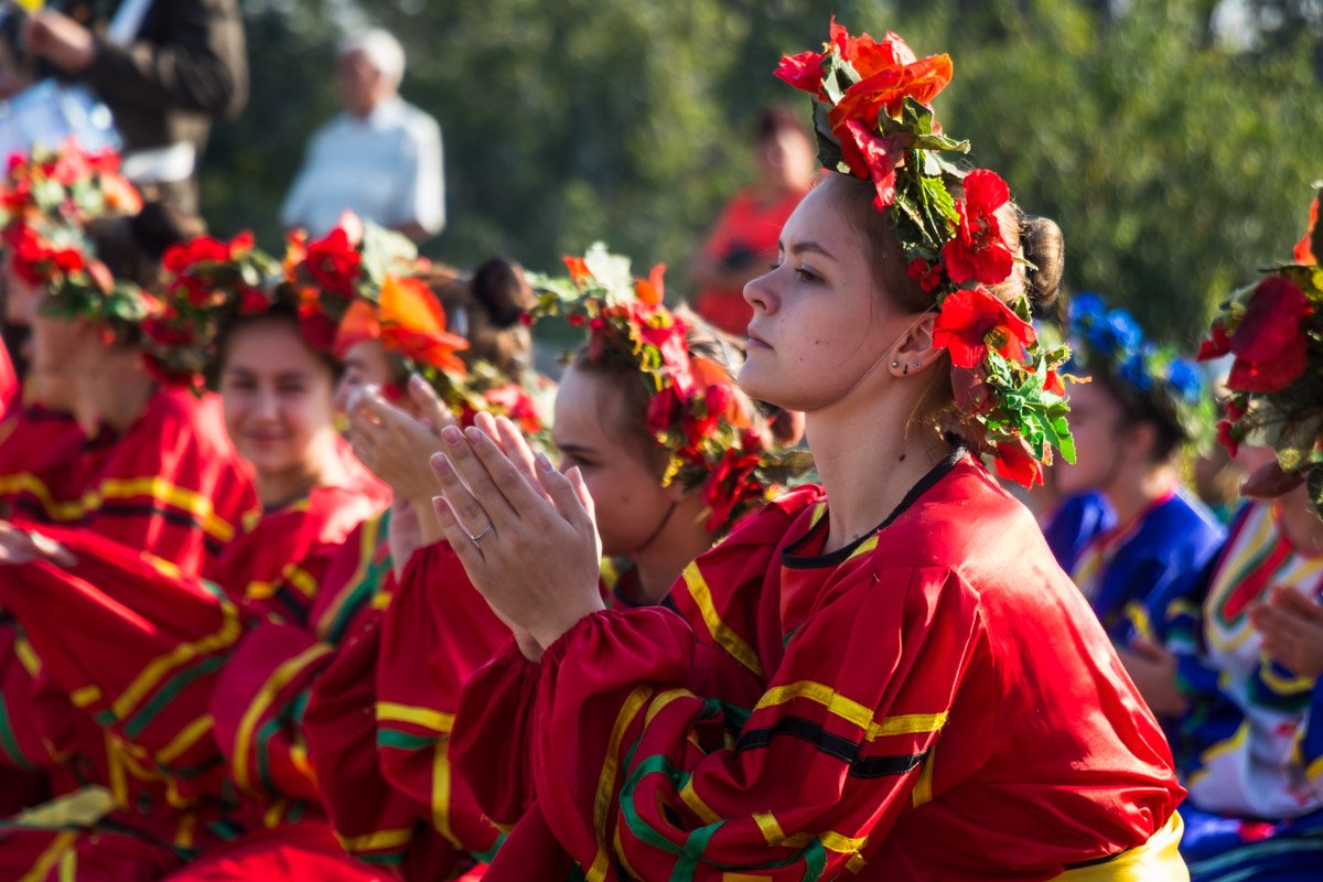 Детские танцевальные коллективы покорили сердца зрителей своими костюмами