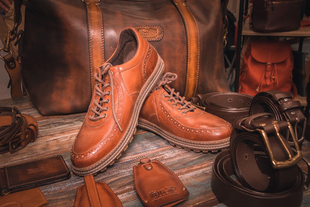 На конкурсе можно приобрести даже обувь ручной работы 