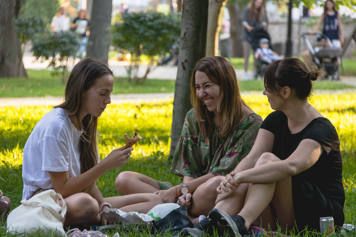 Идеальное время для посиделок с подругами в парке на траве 