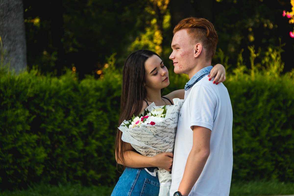 Влюбленные пары заполонили город романтикой 