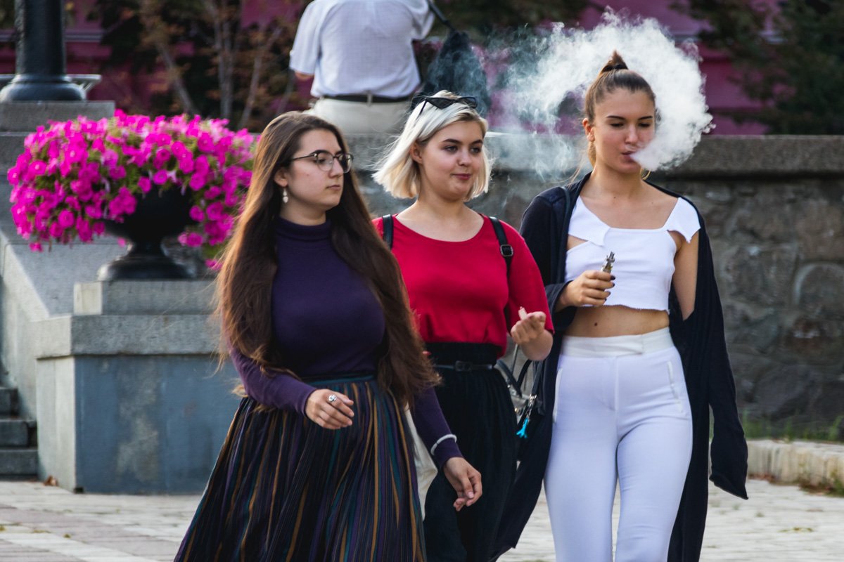 Модницы вышли задымить в эту пятницу 