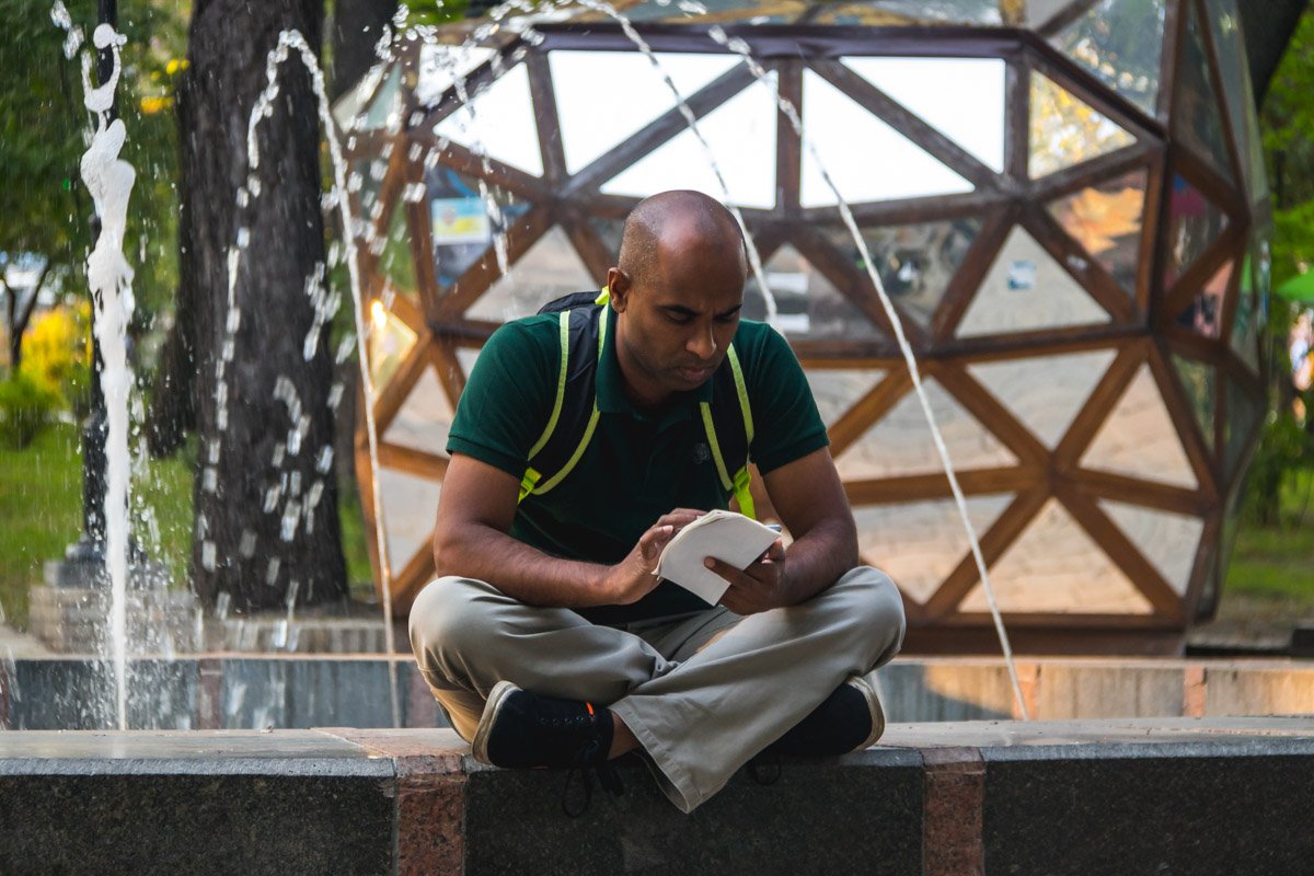 Даже в городской суете мужчина нашел идеальный момент для чтения в парке 