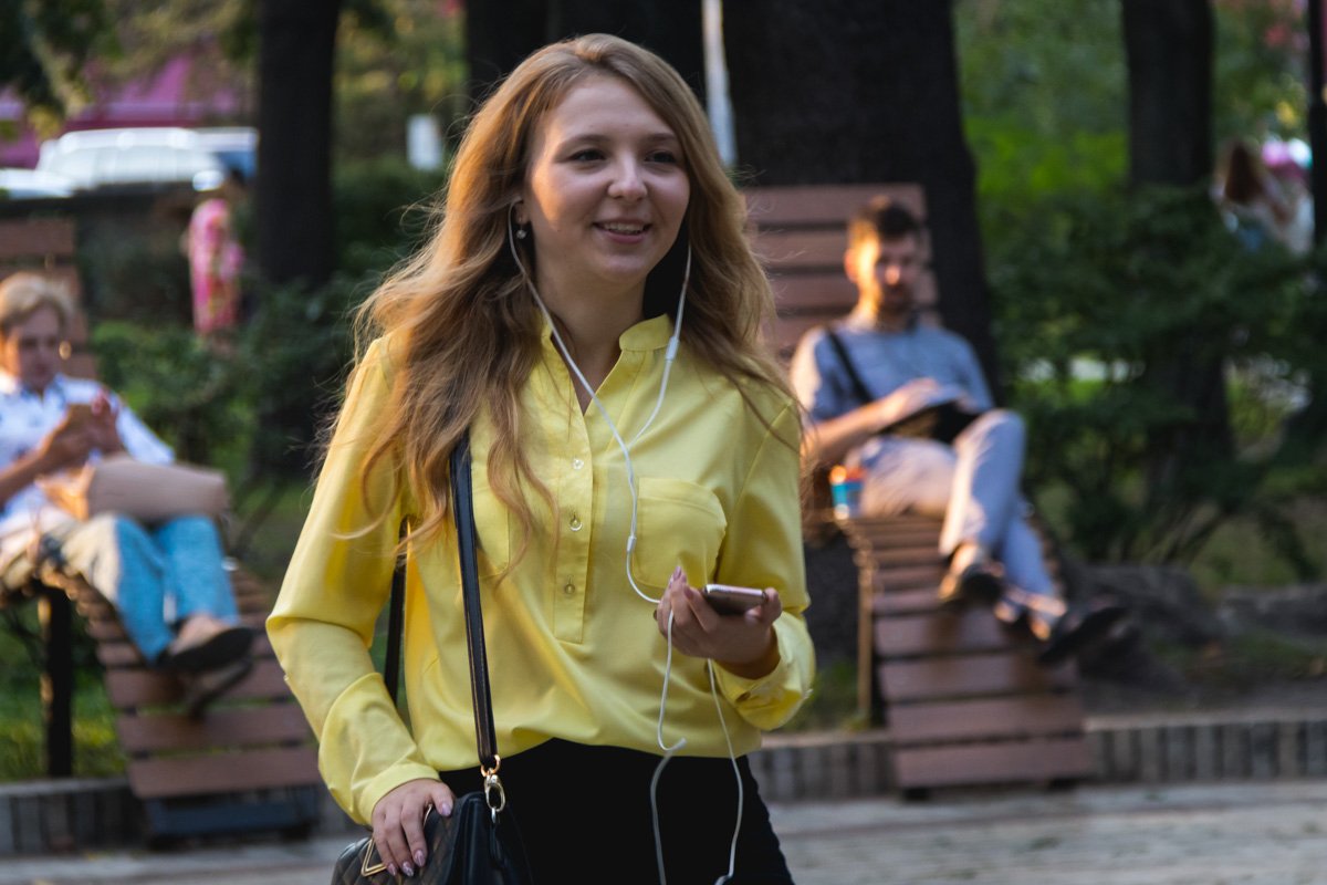 Желтый цвет - символ осени, а эта девушка как настоящее солнышко это доказывает 