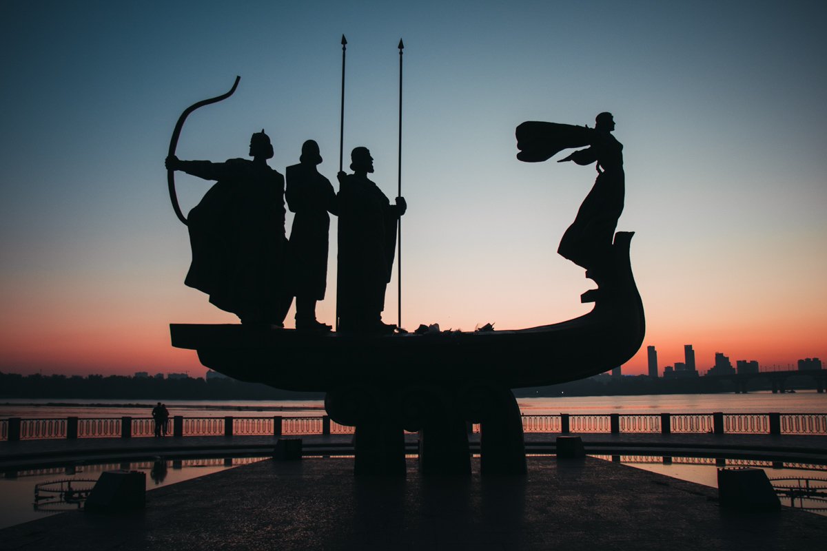 Силуэты основателей еще во мгле