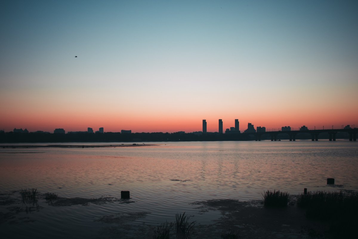 Осенний Днепр в лучах первого солнца