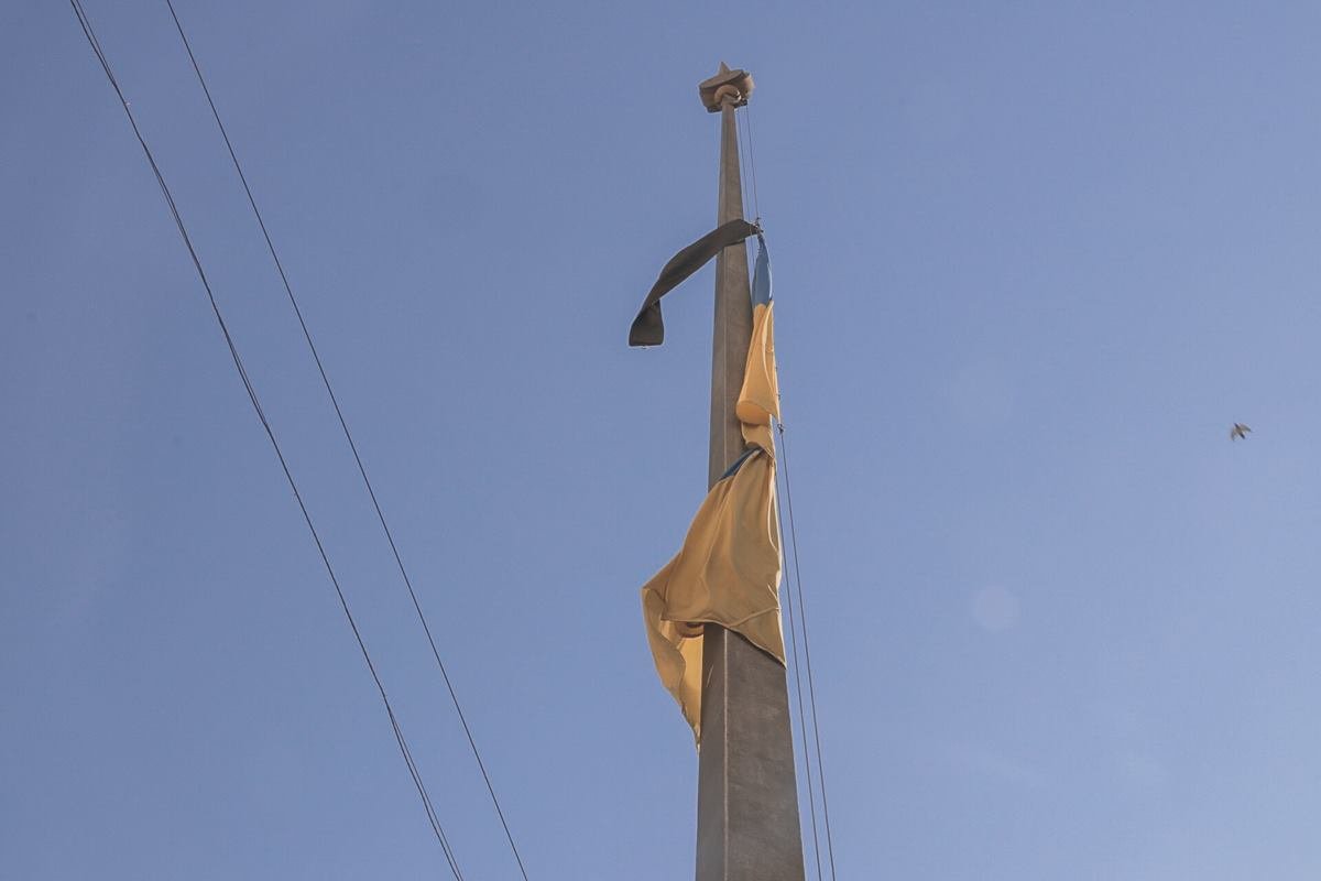 В Киеве приспустили флаги и повесили черные ленты