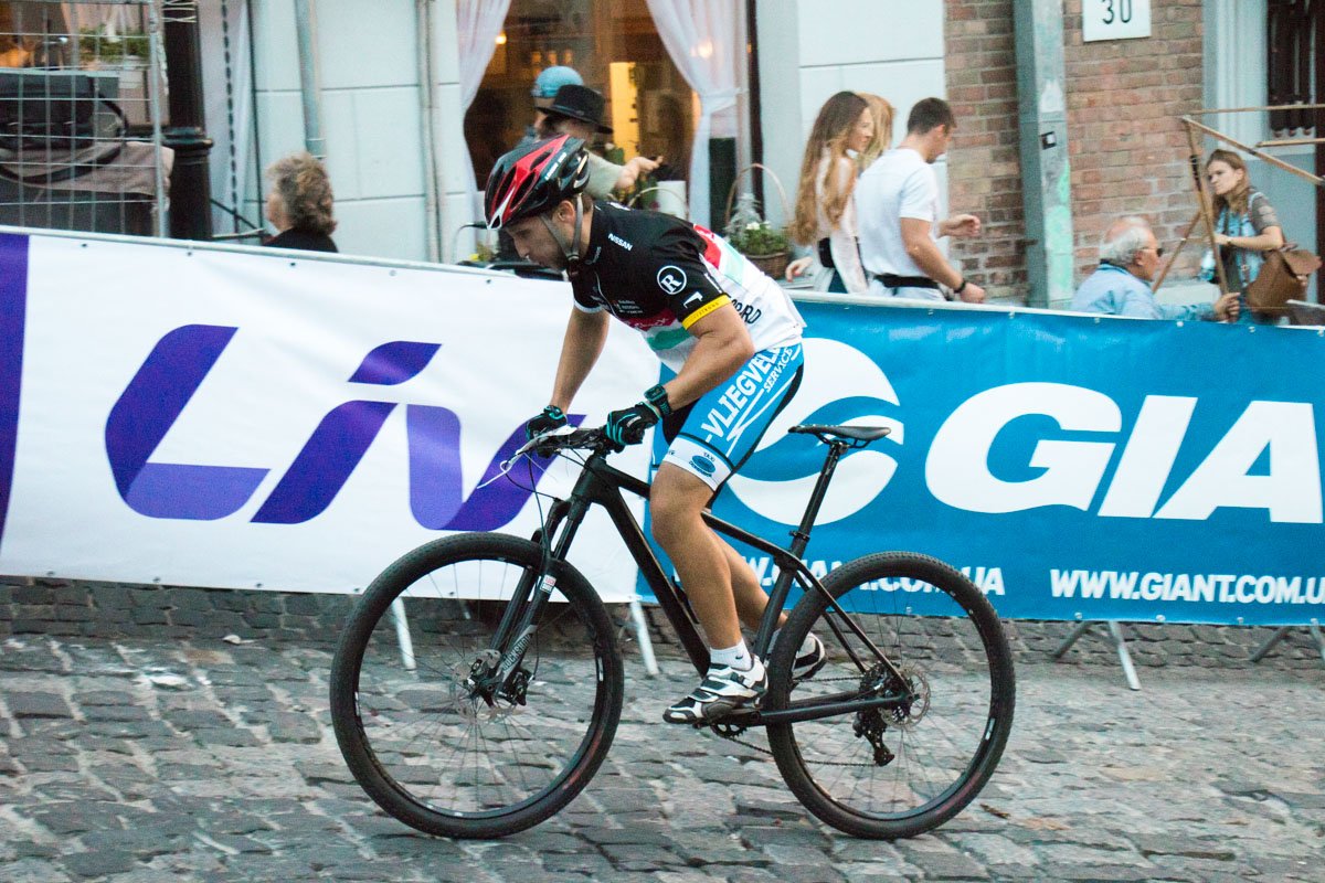 Для победы в соревнованиях, участникам нужно было проехать 580 метров от подножия Андреевского спуска к Андреевской церкви Для победы в соревнованиях, участникам нужно было проехать 580 метров от подножия Андреевского спуска к Андреевской церкви