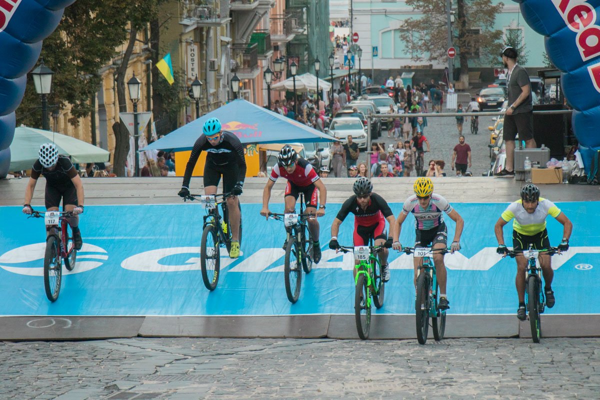 Для велосипедистов были оборудованы специальные палатки, где они могли разогреться перед стартом заезда Для велосипедистов были оборудованы специальные палатки, где они могли разогреться перед стартом заезда