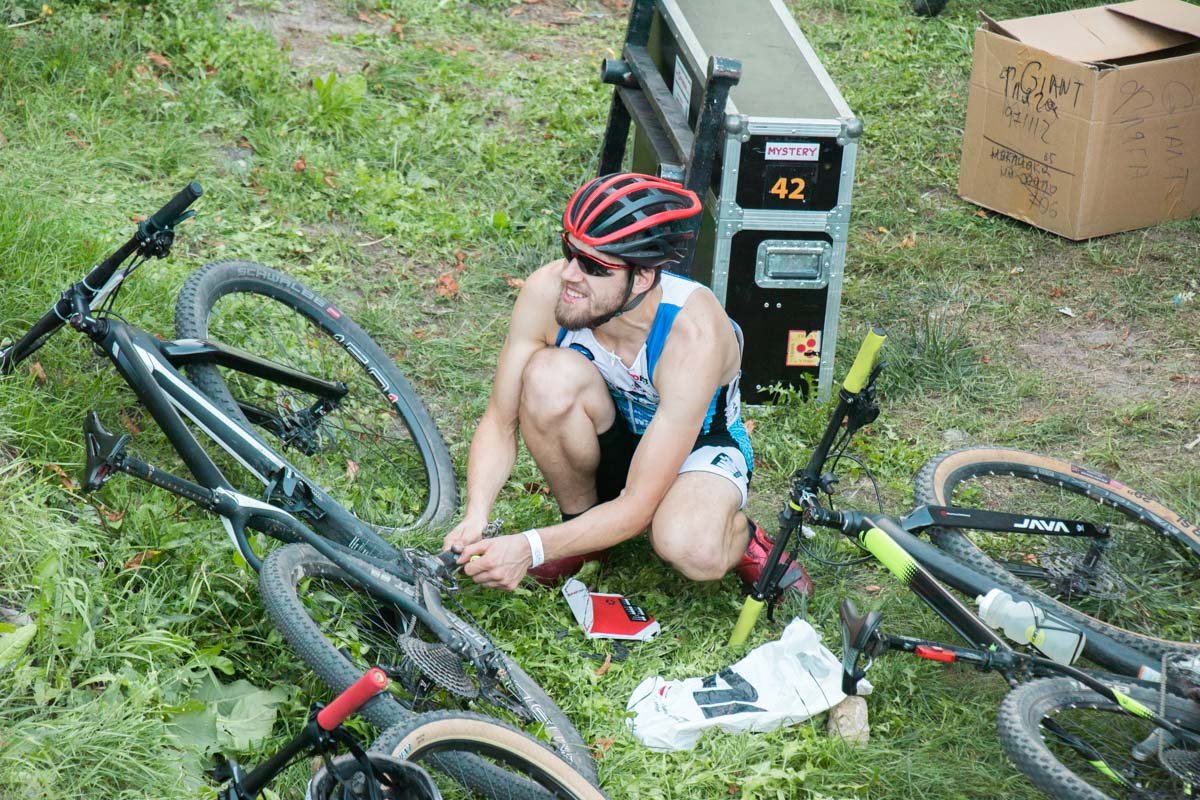 После заезда спортсмены отдыхали на мягких пуфиках или просто на траве После заезда спортсмены отдыхали на мягких пуфиках или просто на траве