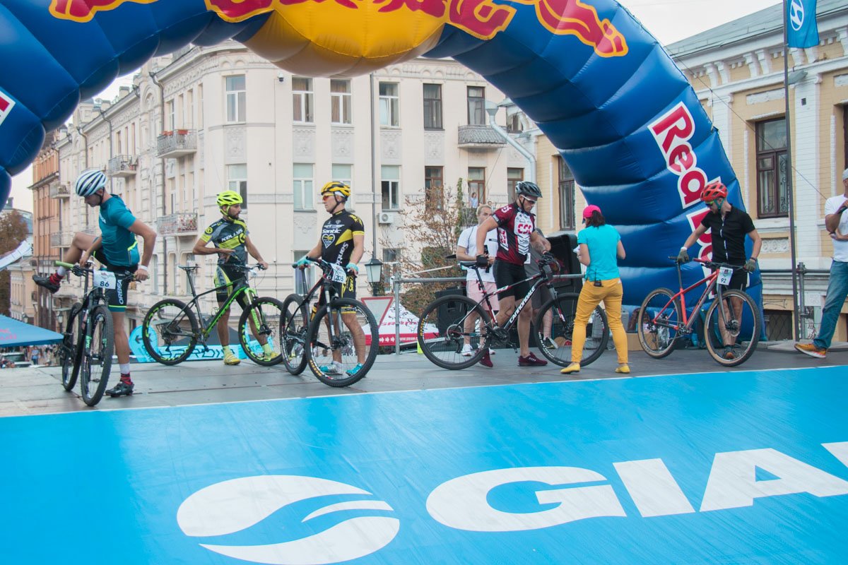 Трассу самих соревнований огородили от машин и пешеходов Трассу самих соревнований огородили от машин и пешеходов