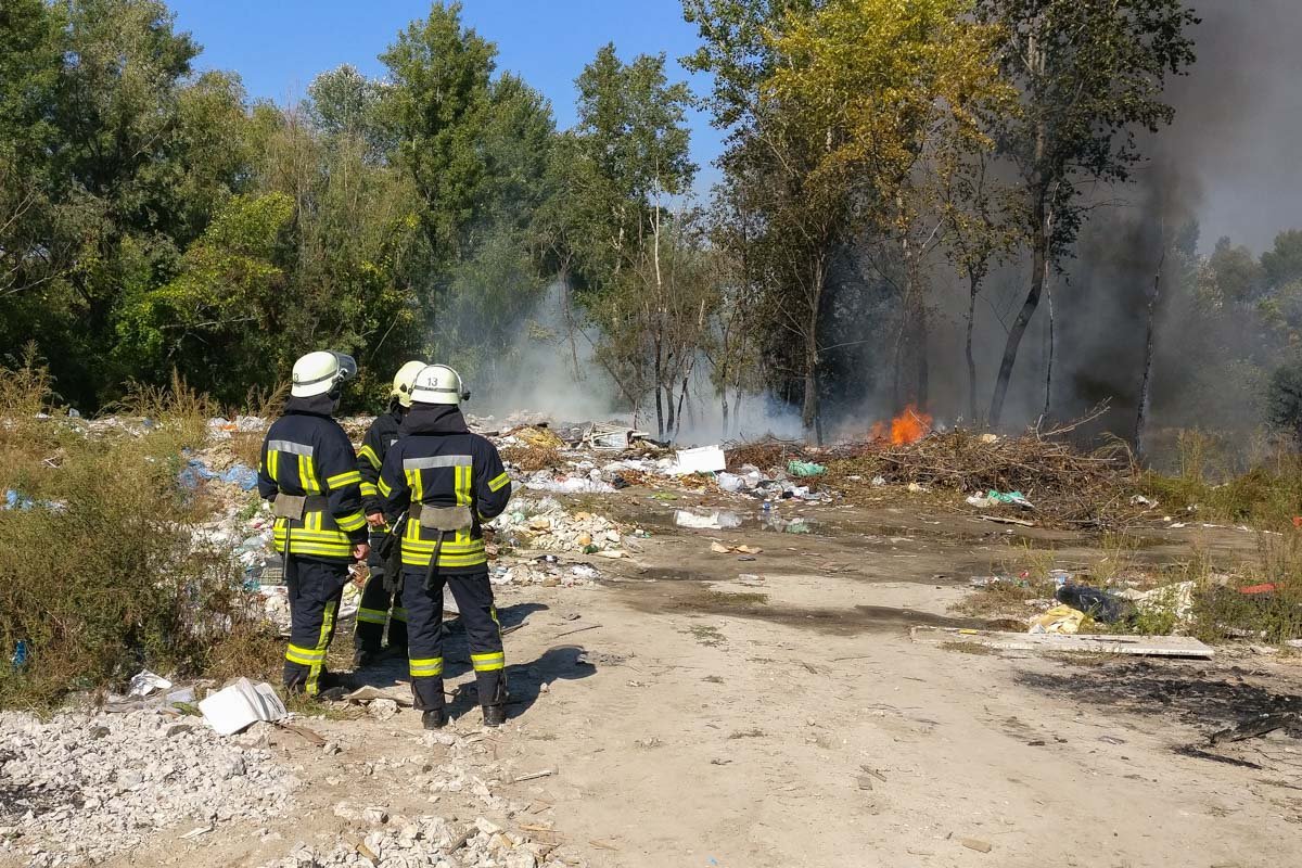 В Киеве горят Русановские сады: черный дым видно с разных районов Киева 8