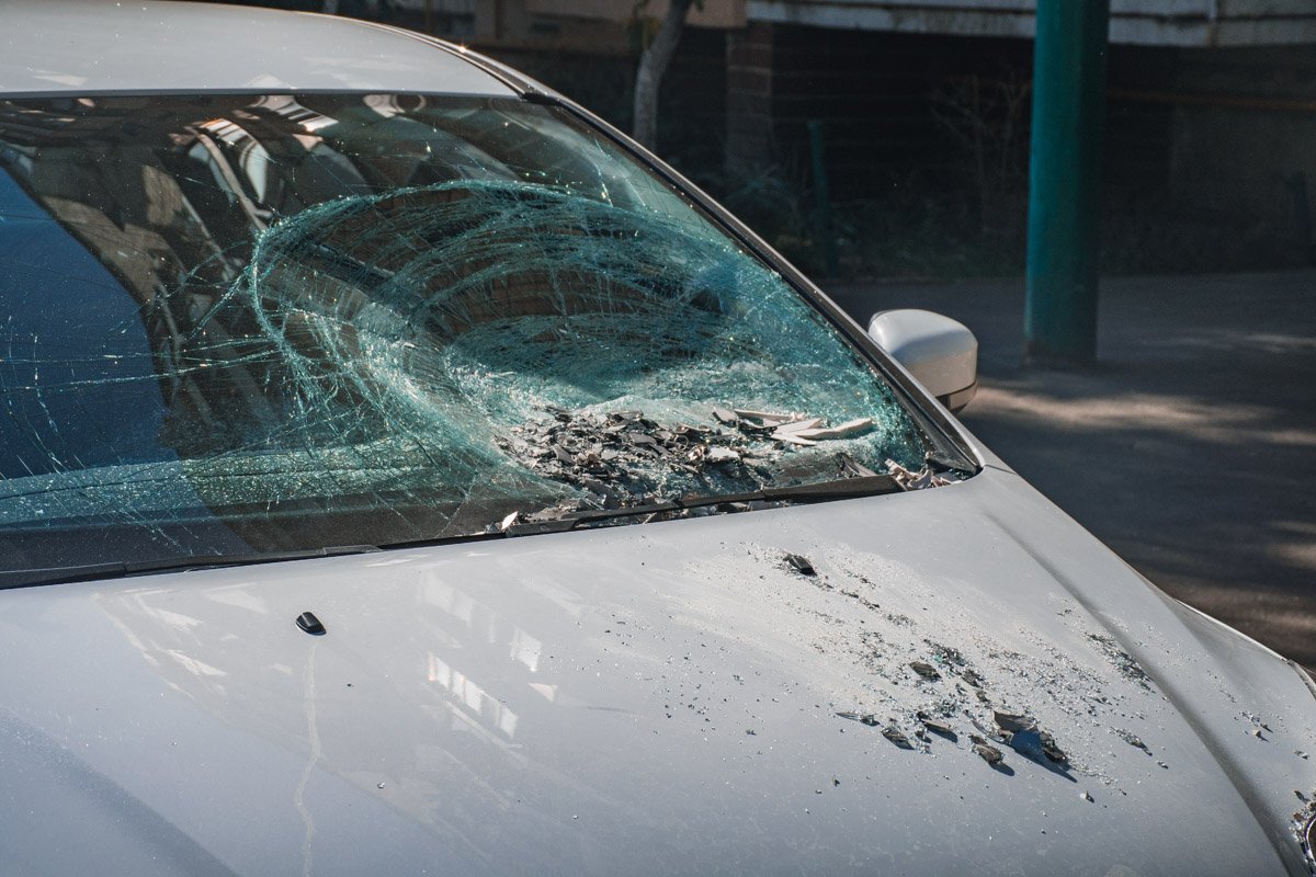 Прибор выбросили из окна жилого дома, а упал он прямо на лобовое стекло машины