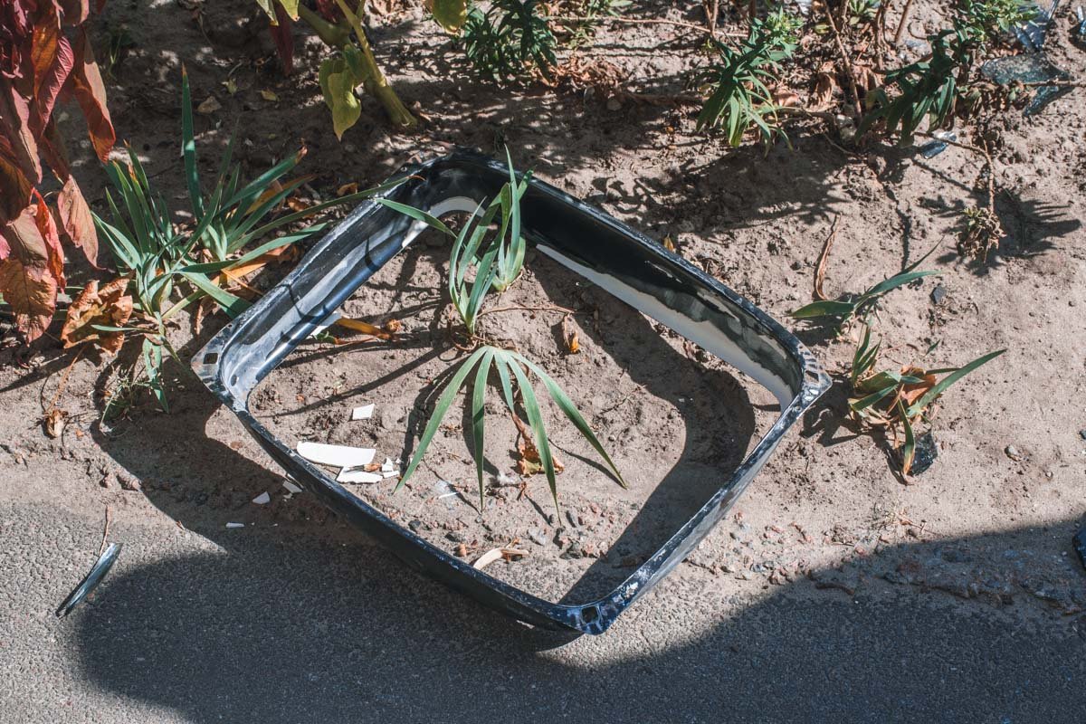 По словам местных жителей, ночью они слышали громкий хлопок, прохожий на взрыв