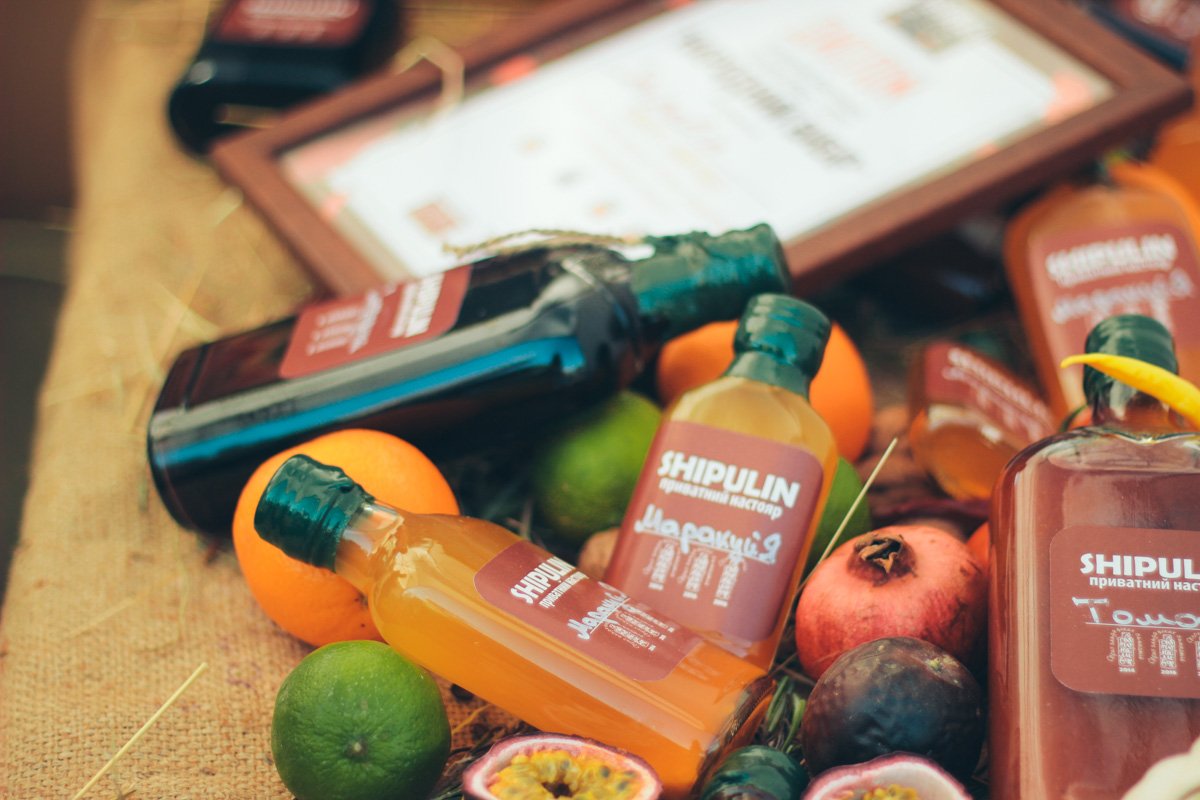 В эти выходные на Певчевском поле проходит фестиваль крафтовых настоек и наливок