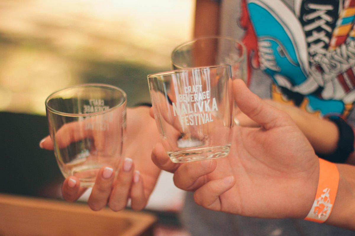 Каждый посетитель получил фирменный бокал