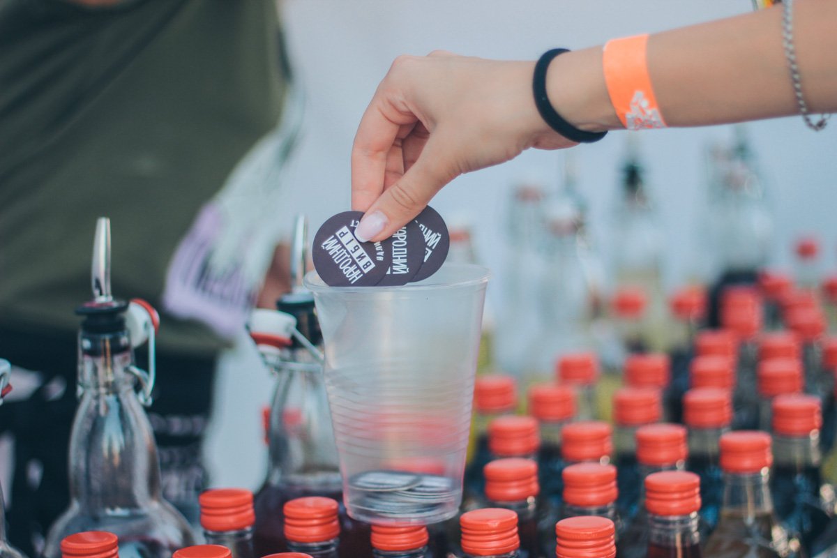 Каждому фестивальщику дают по три фишки для голосования