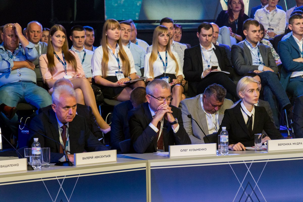 Экономика должна быть впереди политики Экономика должна быть впереди политики