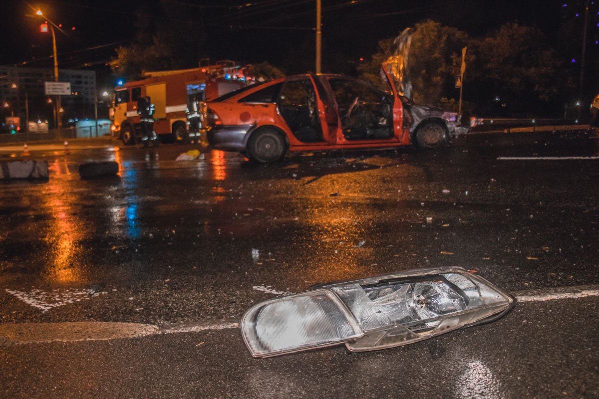 От удара Opel загорелся