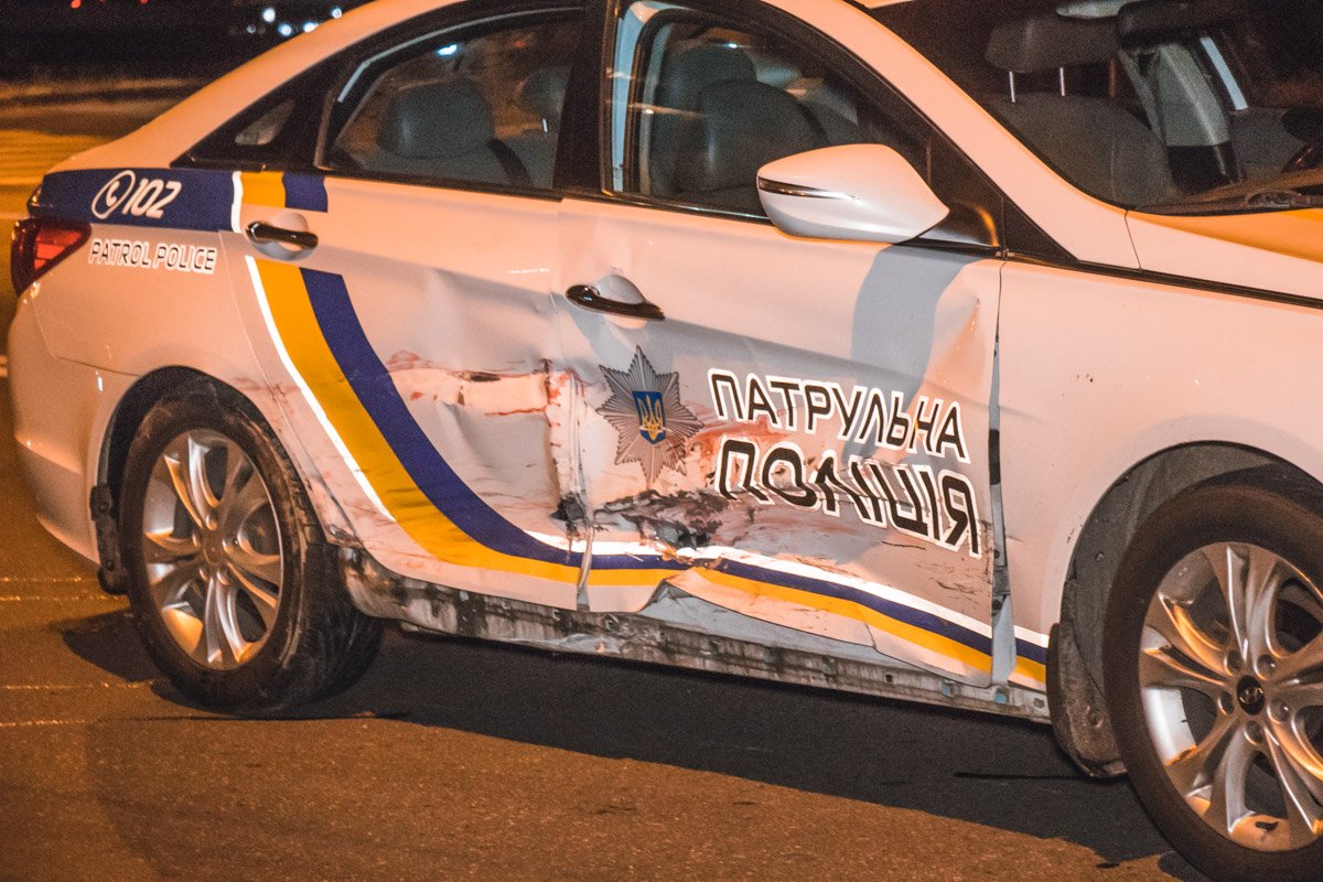 Повреждения полицейского автомобиля